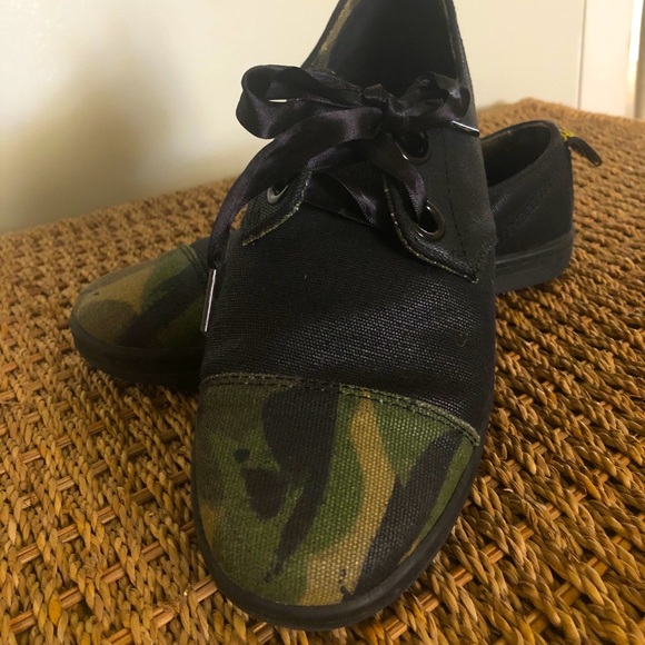 Dr Martins shoes in perfect condition - Picture 2 of 3